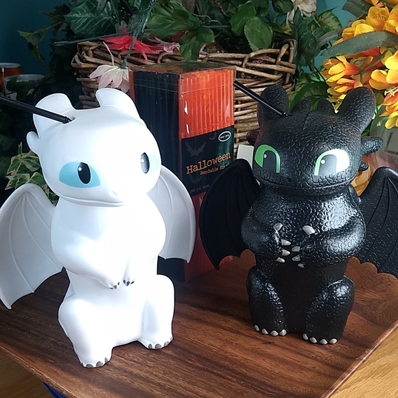 Light Fury & Night Fury Toothless cold drink holders collectible set & S⦠- Picture 3 of 16